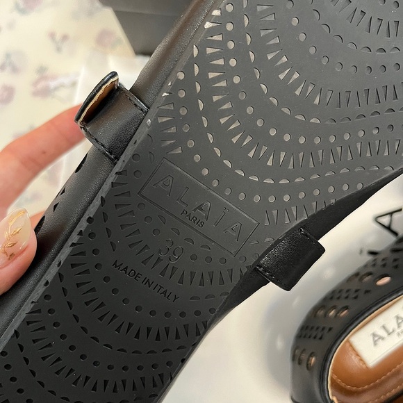 Alaïa Black Leather Hollow Ballet Flats - Picture 5 of 7